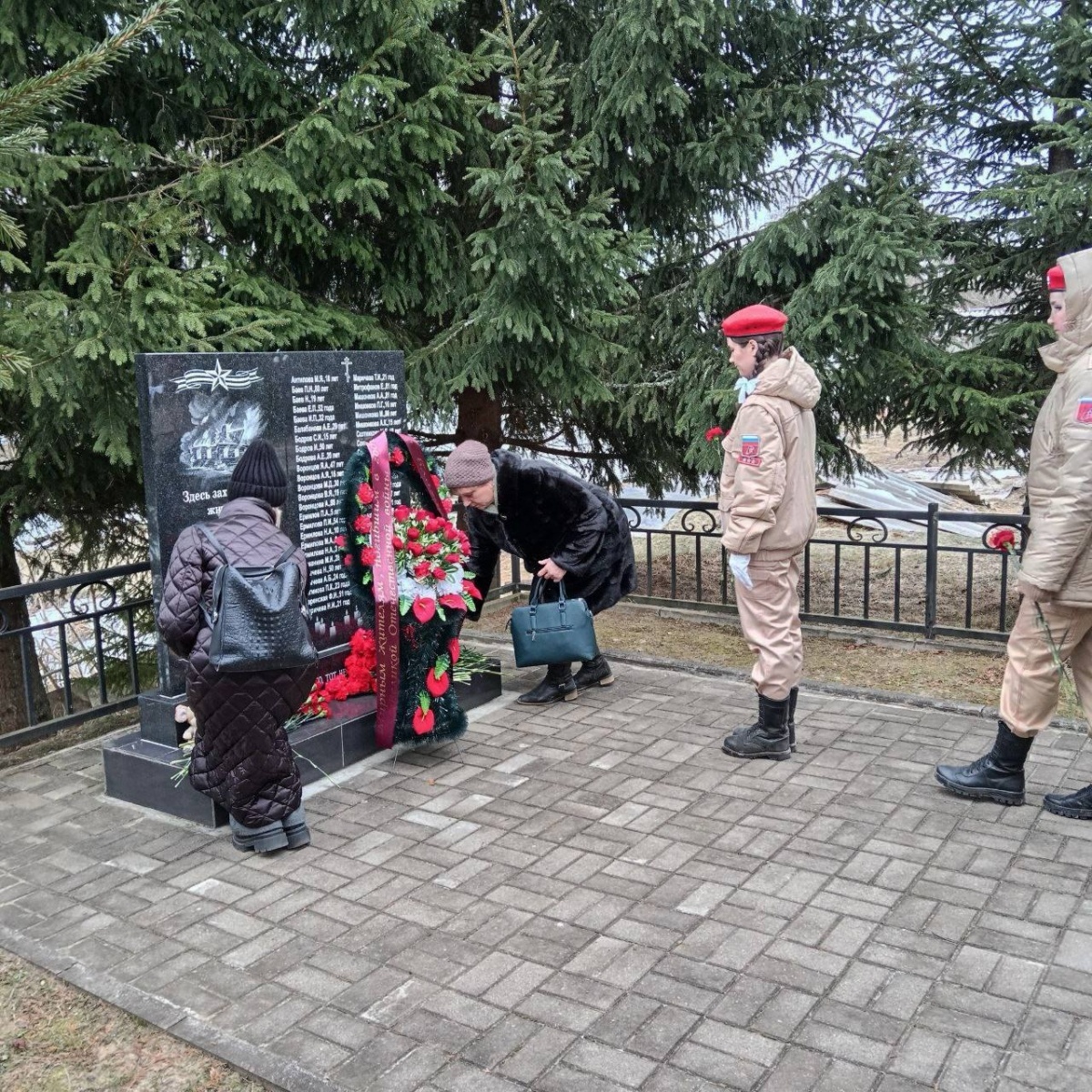    Возложение цветов к братскому захоронению жертв фашистского геноцида. Фото пресс-службы администрации Кировского района Калужской области.