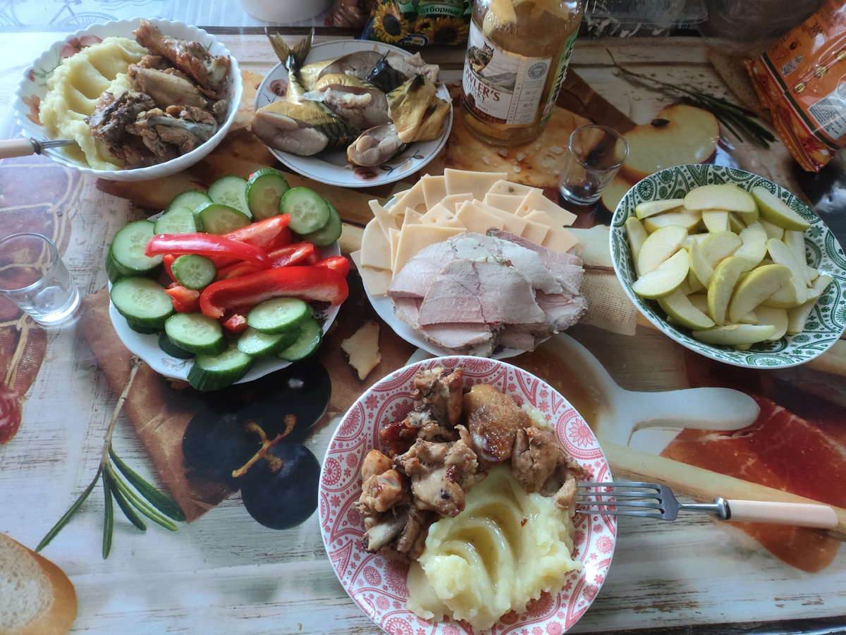 Наш скромный стол. Половина его до сих пор в холодильнике )))