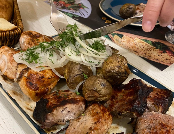 Сегодня Масленица, можно последний день и шашлыка поесть.