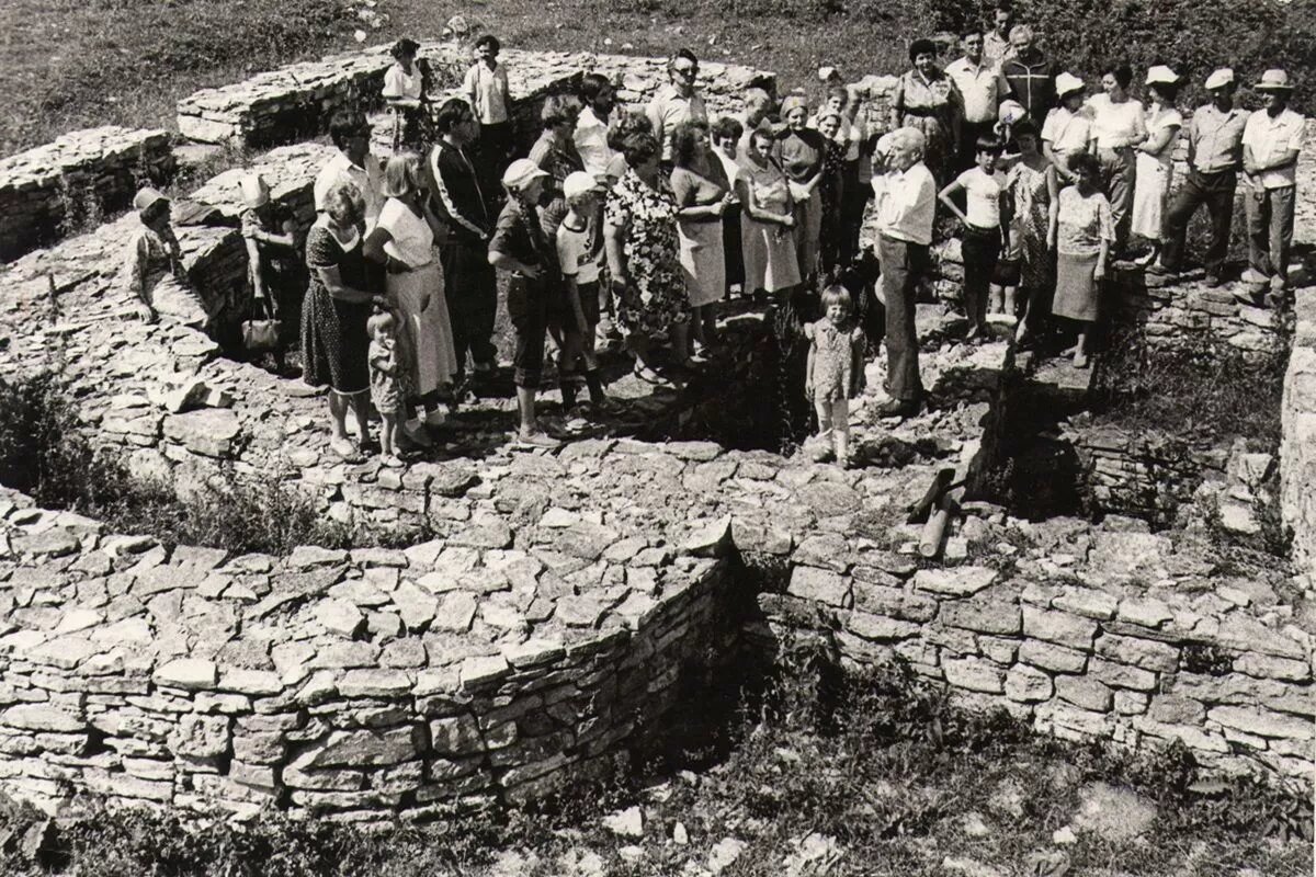 Ильичевское городище, через которое проходил Великий шелковый путь, в 1962 году раскопал отрадненский археолог-самородок Михаил Ложкин.
Фото: Отрадненский историко-археологический музей