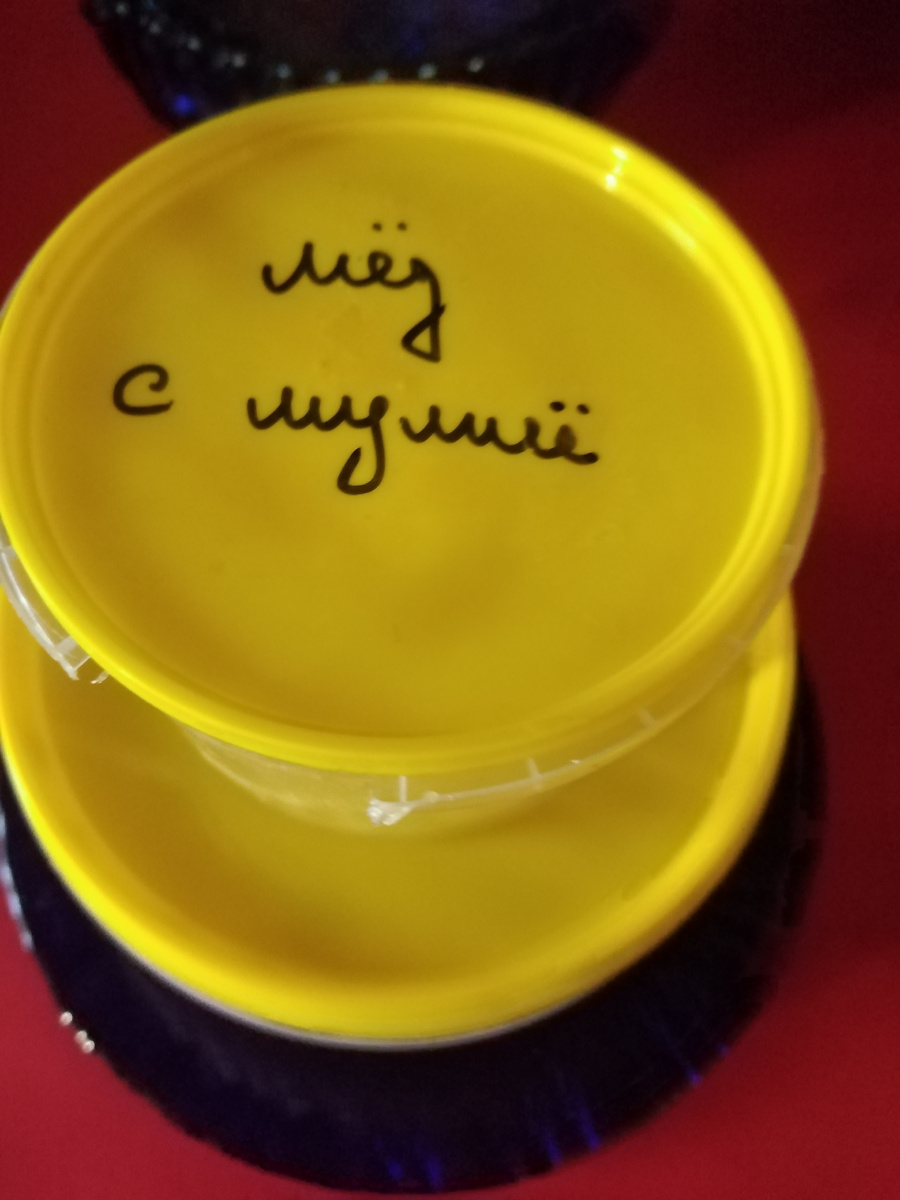 Содержание верхней и нижней банки отличается по цвету. Фото автора канала