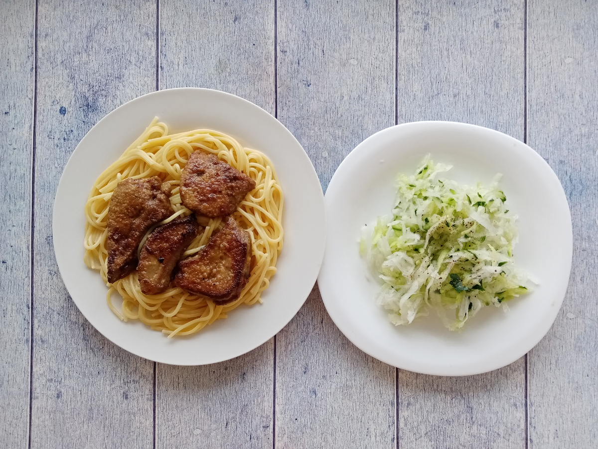 Обед. Спагетти с печёнкой, салат из огурца и дайкона.