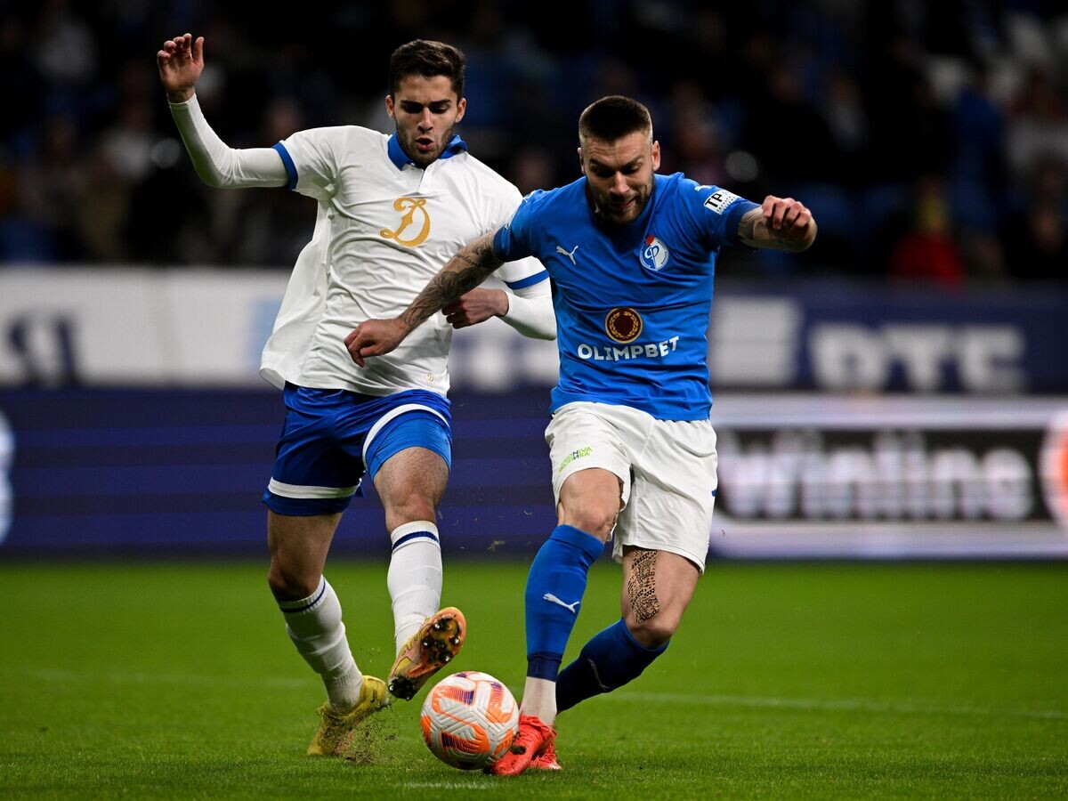    Игрок "Динамо" Арсен Захарян (слева) и игрок "Факела" Игорь Калинин в матче 25-го тура чемпионата России по футболу среди клубов Премьер-лиги сезона 2022/2023 между ФК "Динамо" (Москва) и ФК "Факел" (Воронеж).© РИА Новости / Алексей Филиппов