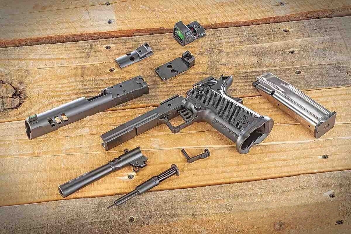 Процедура разборки MAC 9DS-D отличается от разборки стандартных пистолетов модели 1911 тем, что в ней отсутствует втулка ствола. Следует отметить, что направляющая, пружина и поршень снимаются единым блоком. Также, хотя это не показано, можно снять воронку магазина. 