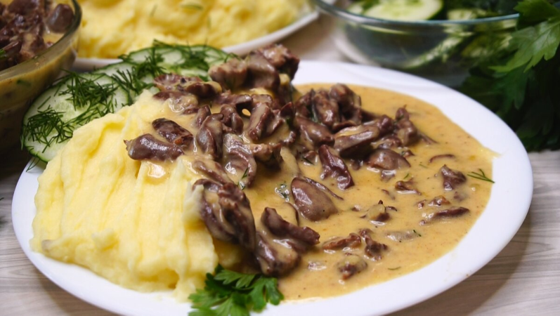 Куриные сердечки в сметанном соусе