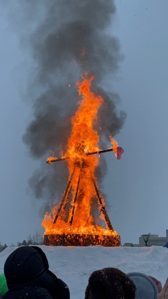    Нефтеюганск проводил зиму ярким празднованием Масленицы