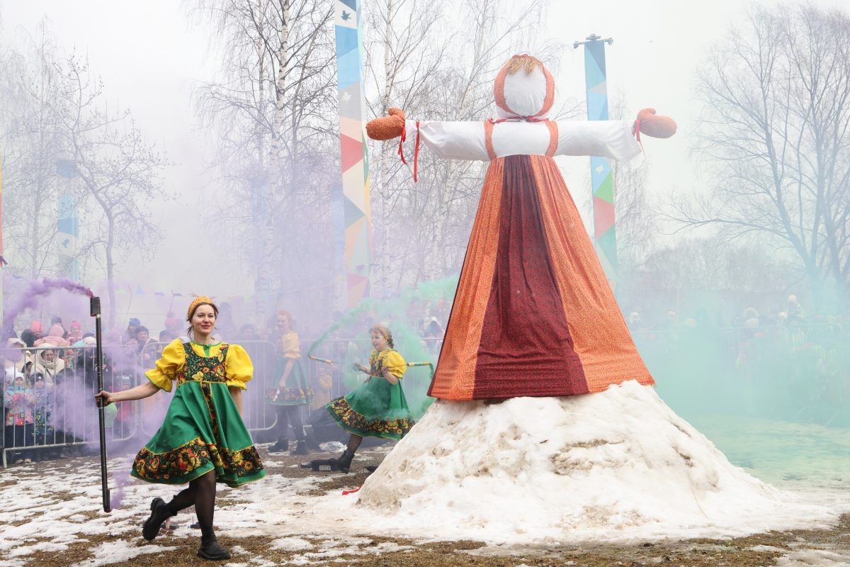    По традиции на городских пространствах россияне сожгли чучело Масленицы