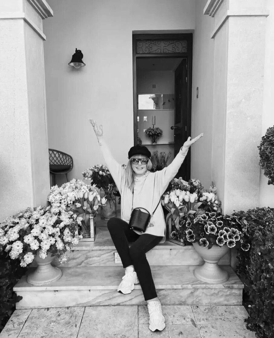 Алла Пугачёва в окружении цветов