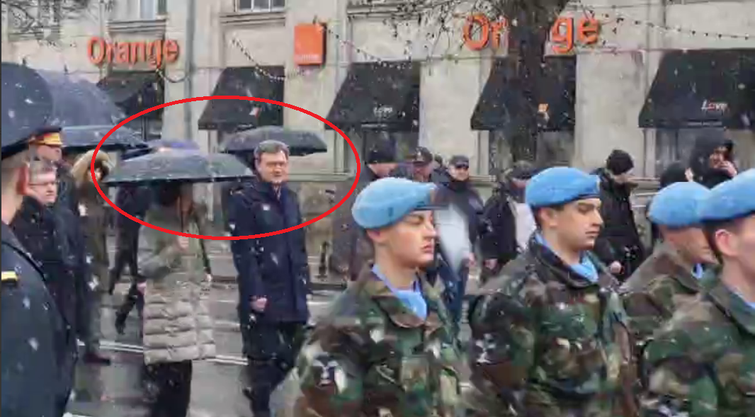 Скриншот с видео. Санду и Речана обвел овалом. 