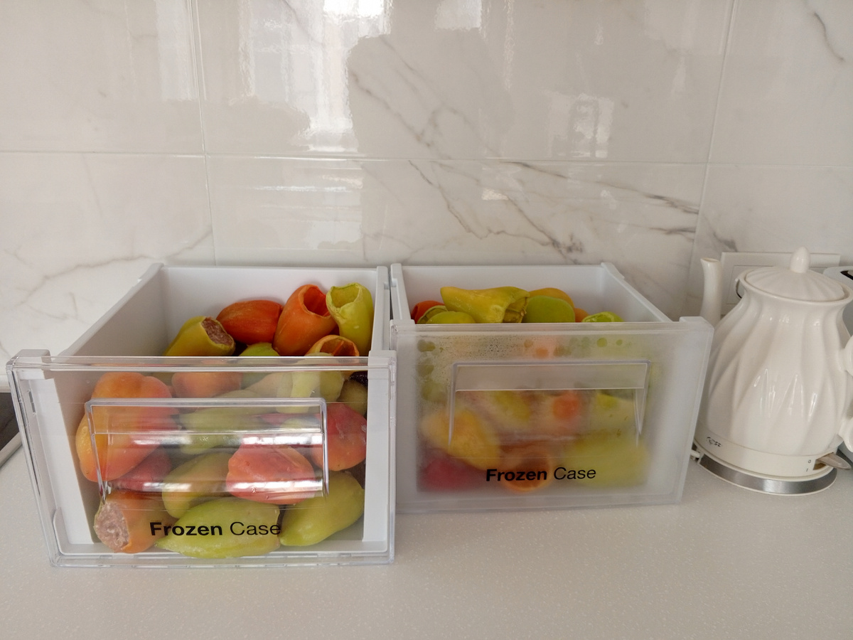 Слева ящик с фаршированным перцем, сверху несколько пустых, не уместились, а справа остатки переца