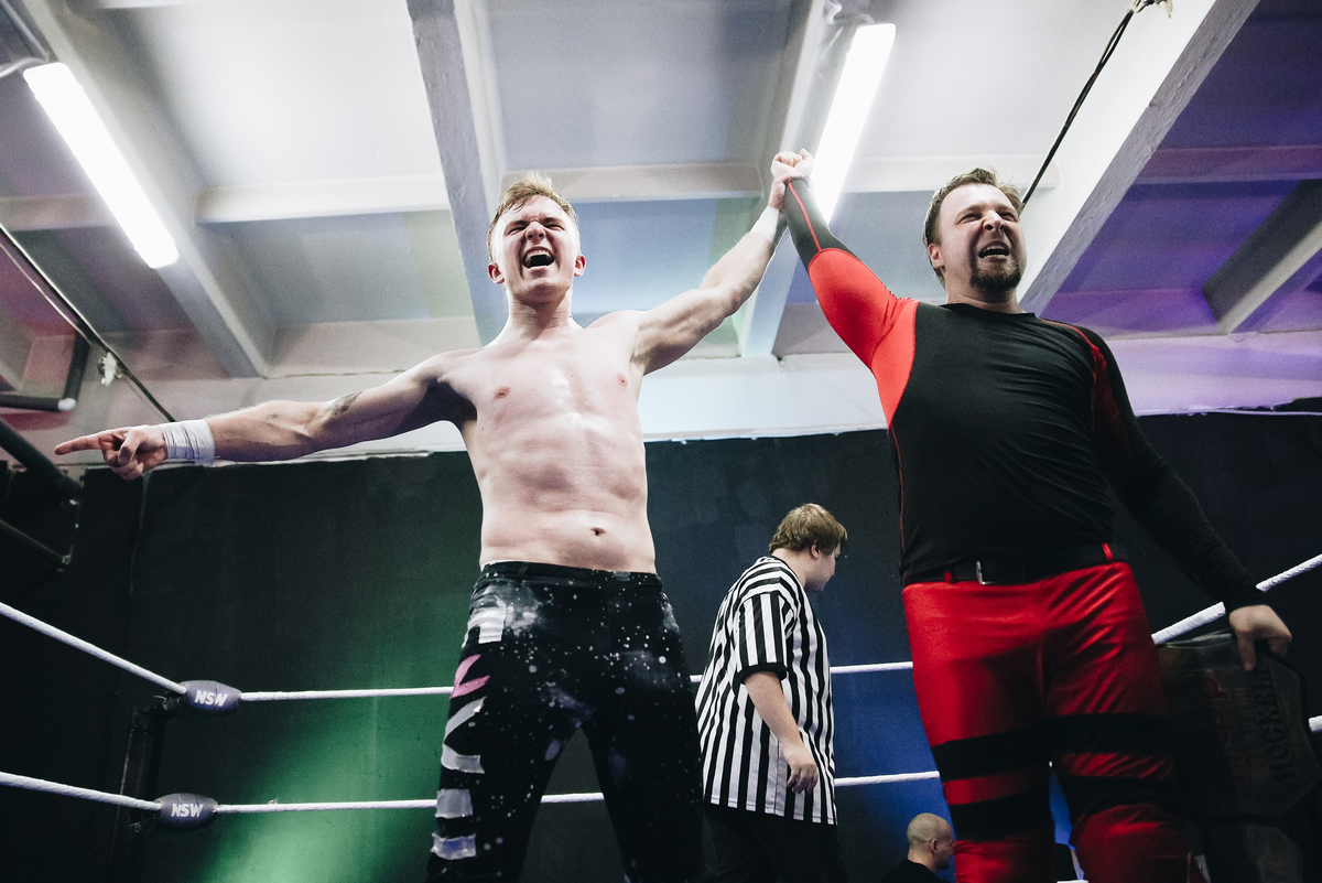 Энвил (слева) и Ронни Кримсон (справа) после победы в трёхстороннем командном матче, шоу CF 24.07.21