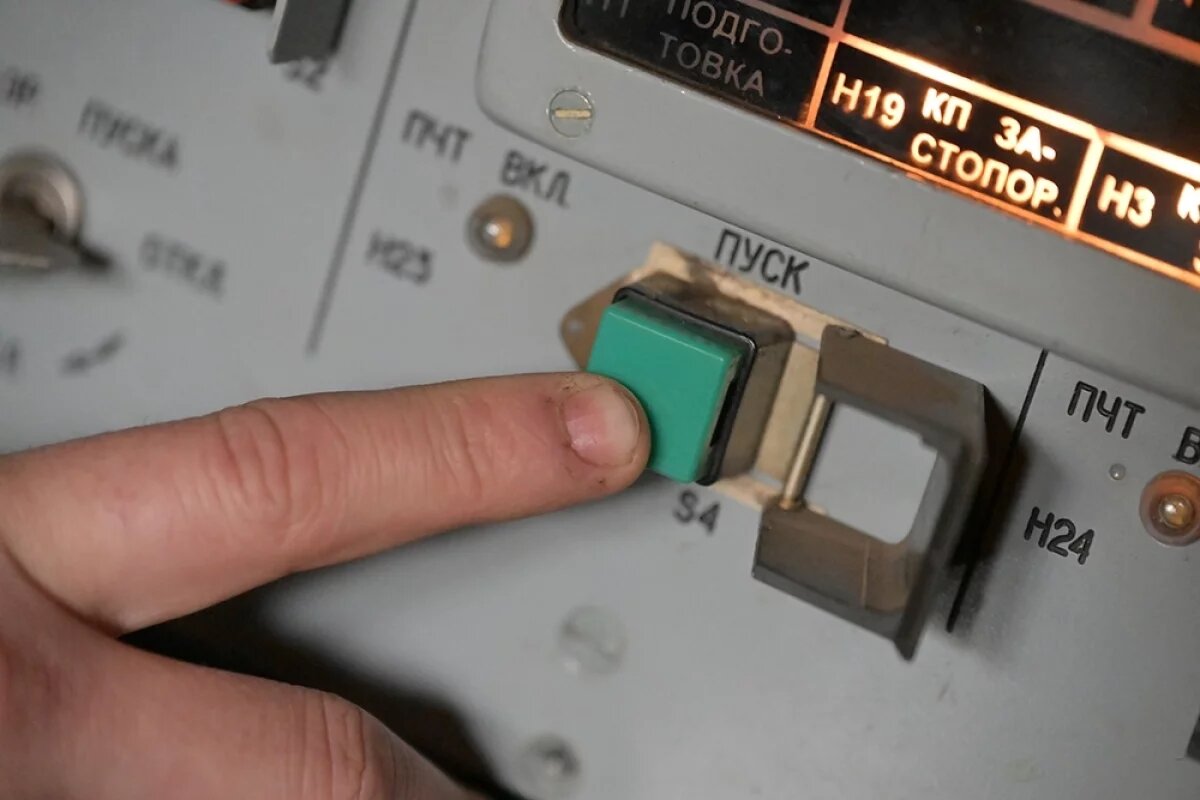    Военнослужащий ПВО Центрального военного округа ВС РФ на месте наводчика-оператора.