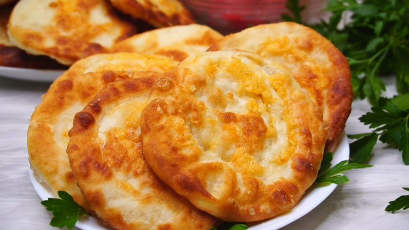 Сырные лепешки на кефире. По вкусу напоминают хачапури и расходятся на ура.