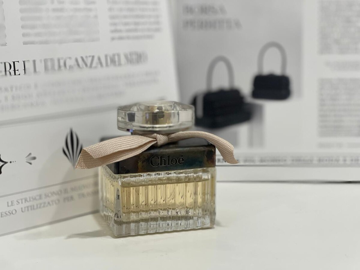 Chloé Eau de Parfum Chloé — это аромат для женщин, он принадлежит к группе цветочные. Chloé Eau de Parfum выпущен в 2008 году. Chloé Eau de Parfum был создан Amandine Clerc-Marie и Michel Almairac. Верхние ноты: Пион, Личи и Фрезия; средние ноты: Роза, Ландыш и Магнолия; базовые ноты: Вирджинский кедр и Амбра.