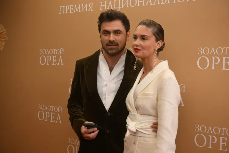 Петр и Агата на публике изображают страстные отношения
Фото: Komsomolskaya Pravda/Global Look Press