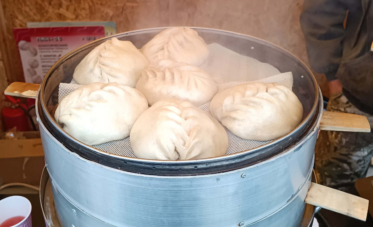 Традиционный корейский паровой пирожок с мясом и капустой. 