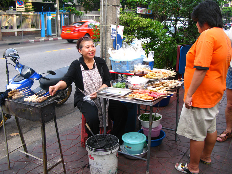 Уличная кухня: Ароматы и Улыбки на Тротуаре