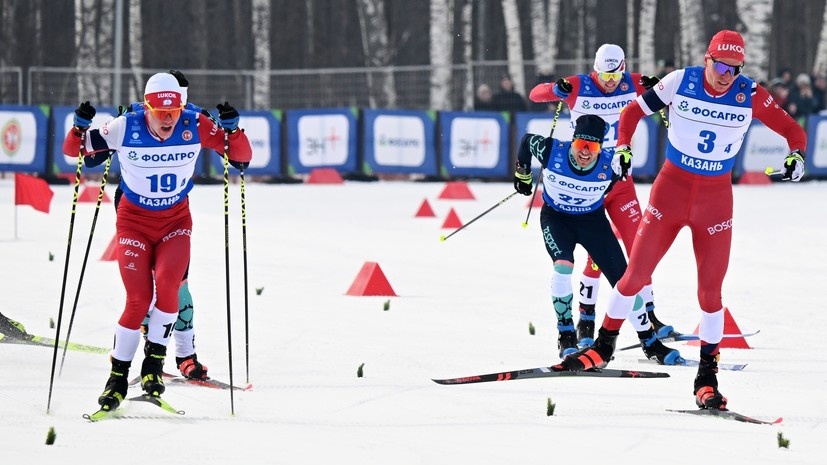     Сергей Забалуев опережает Александра Большунова на финише смешанной эстафеты РИА Новости Максим Богодвид