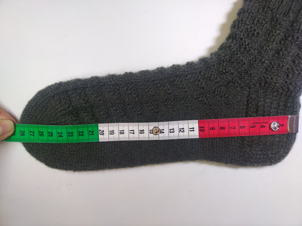 Длина стопы на 42 размер - 28см.