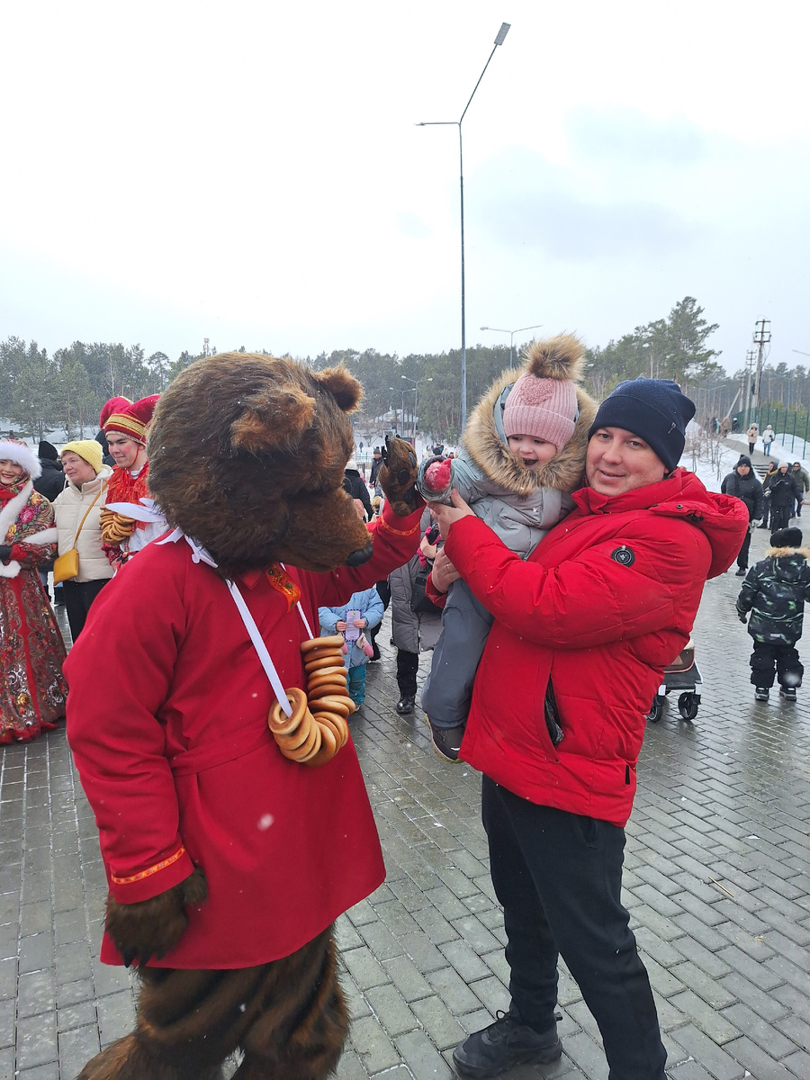 Но еще больше ей понравился мишутка. Подходила к нему много раз.