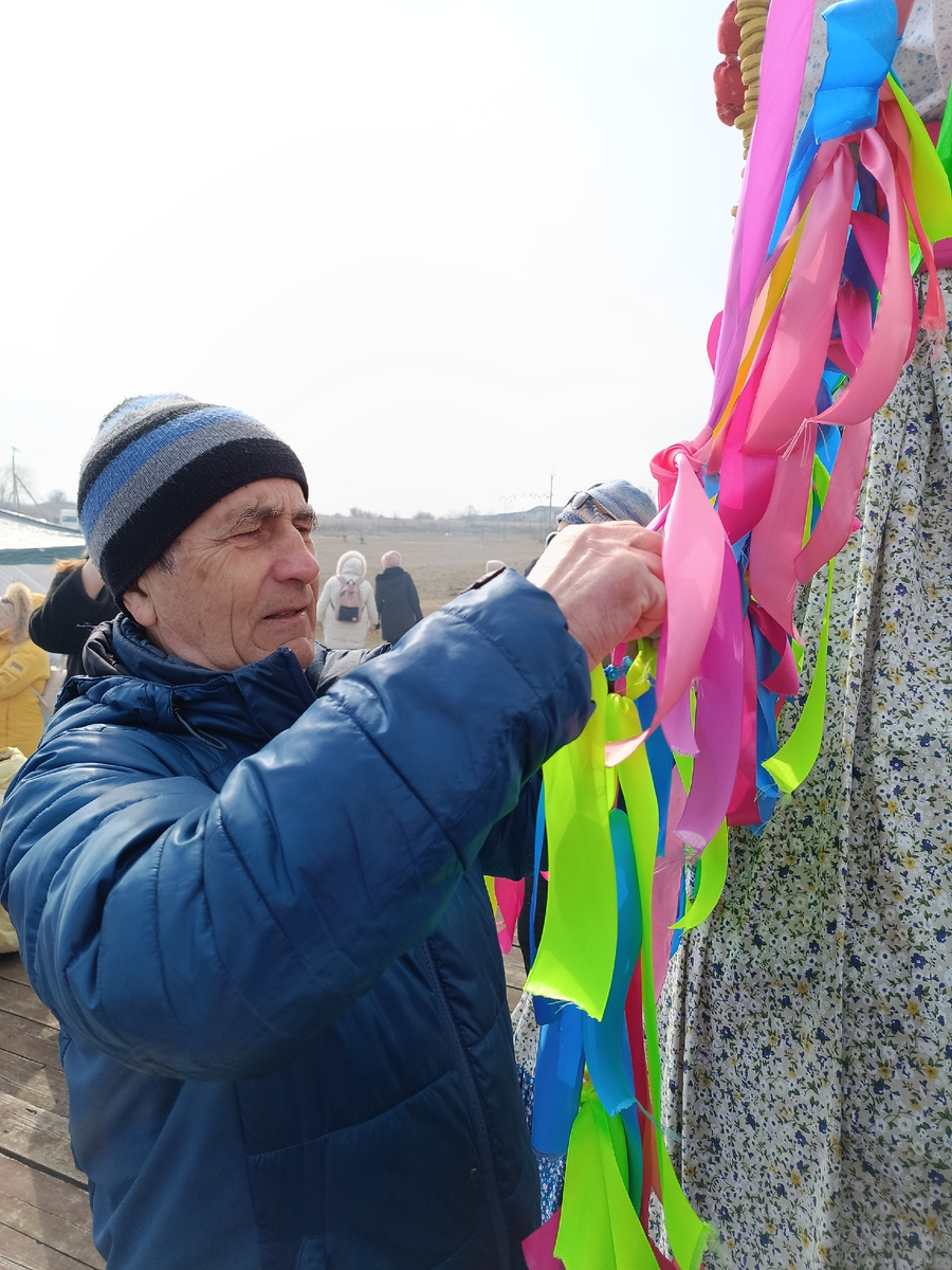 Муж привязывет ленточку. 