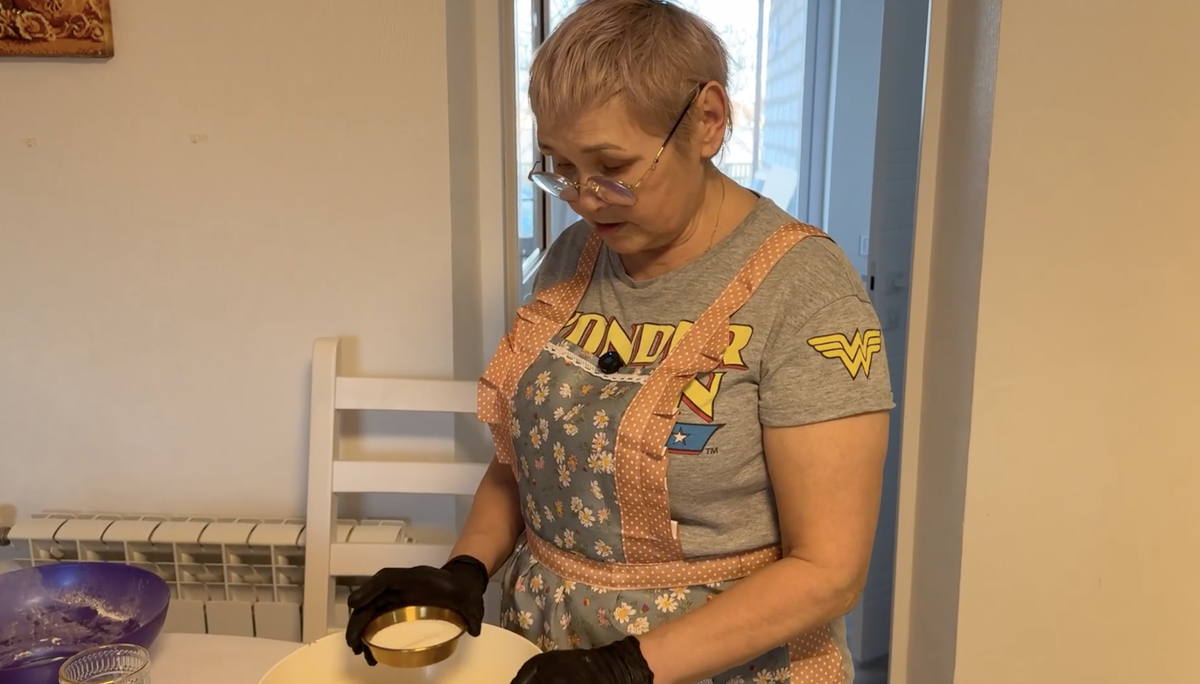 Добавляем сахар в муку