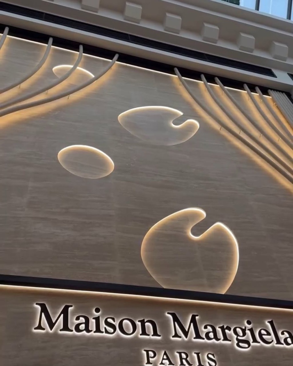 Maison Margiela открыл бутик-кафе в Дубае с узором таби  