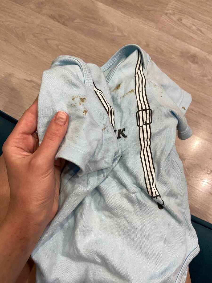 Пятна чернослива на боди. И это еще аккуратно покормили малыша, ибо я прям позволяю конкретно уляпаться во время обеда))