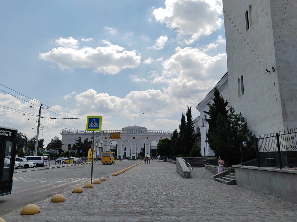 Симферополь — главный транспортный хаб, через который добираются до городов и курортов ЮБК. Фото: ирина Голубцова / Яндекс Карты