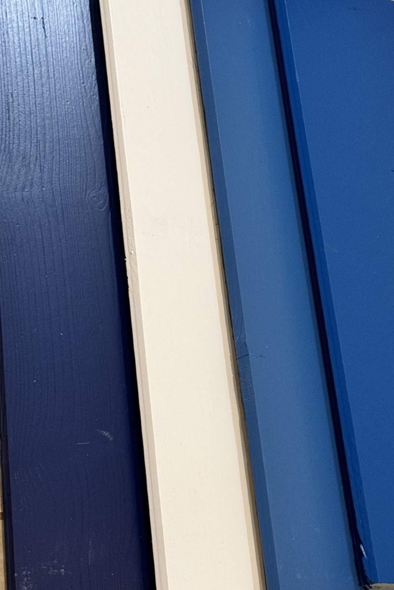 Синий цвет в деревянном доме может стать ярким акцентом, который привнесет свежесть и уют в интерьер. Дерево, как природный материал, прекрасно сочетается с различными оттенками синего, создавая гармоничное пространство.