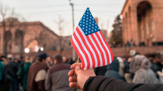    Опрос: 34% американцев рассматривают Россию в качестве союзника или дружественной США страны Роман Захаров