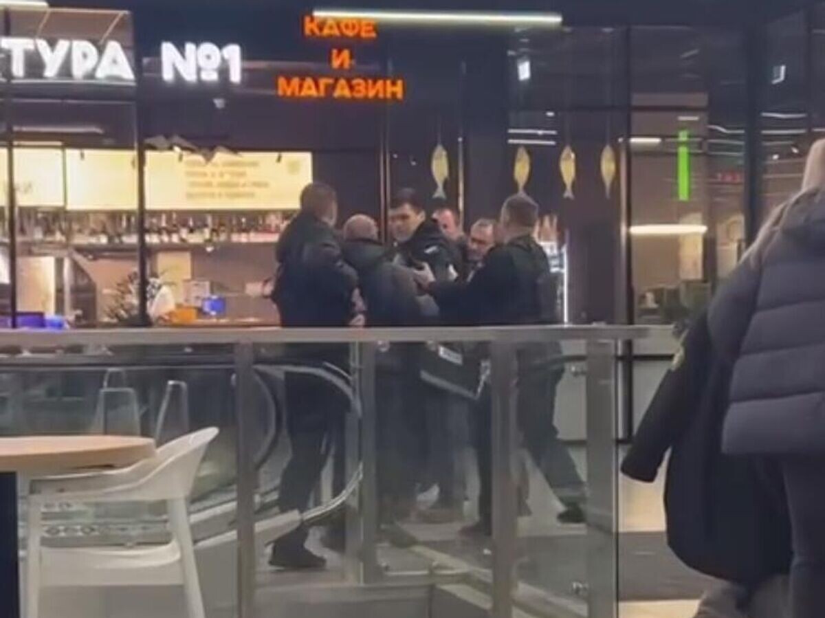    Конфликт постетителя с охраной в ТЦ "Красный кит" в Мытищах. Кадр видео© Соцсети