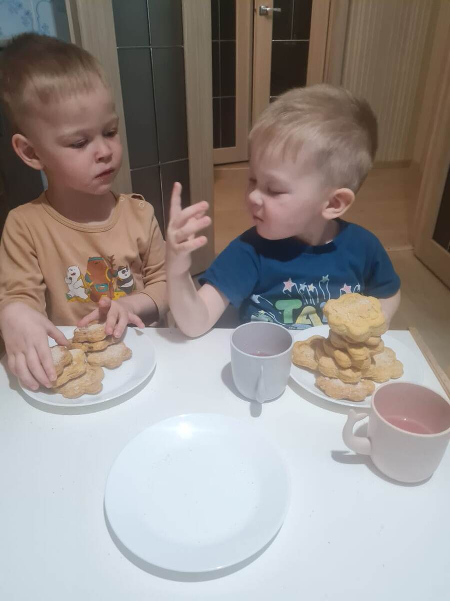 Парни с печеньками, сами приготовили