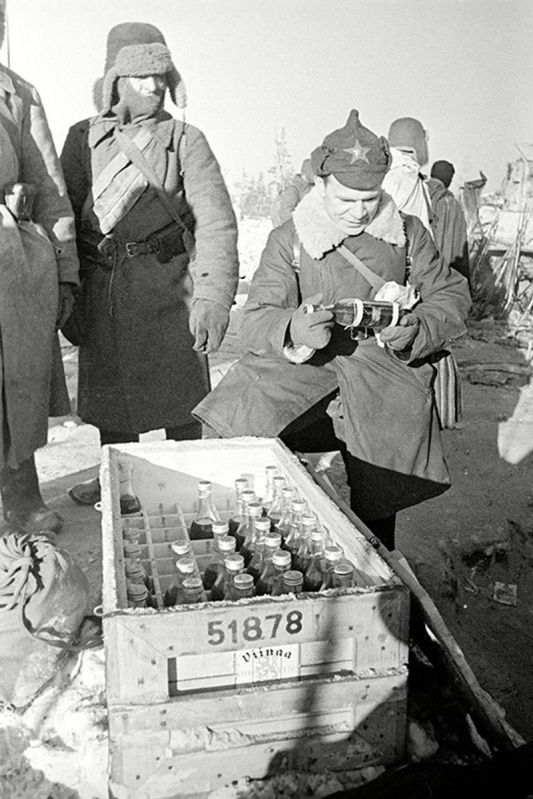 Советский командир осматривает ящик бутылок с зажигательной смесью, захваченный на Карельском перешейке