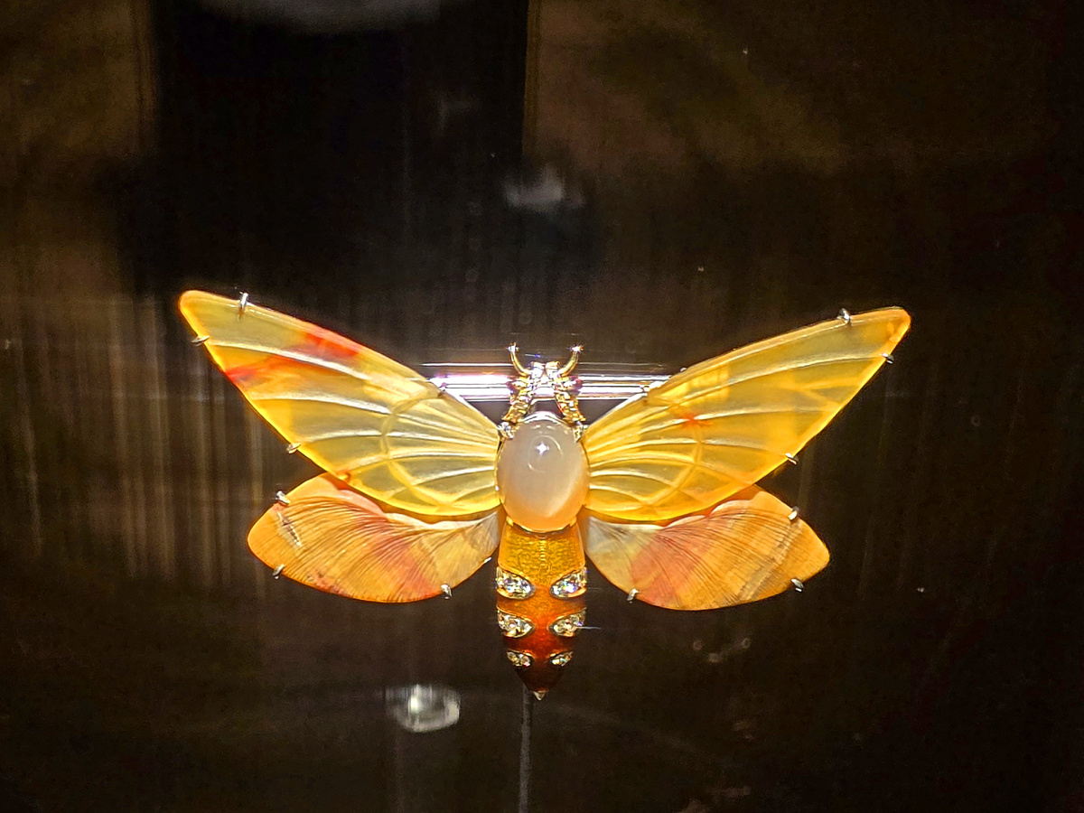 Брошь. "Красота всегда в самых простых вещах. Не замечая этого, мы делаем жизнь обыденной". Золото, серебро, сердолик, гранаты, агат, лунный камень, бриллианты, эмаль. Из экспонатов выставки