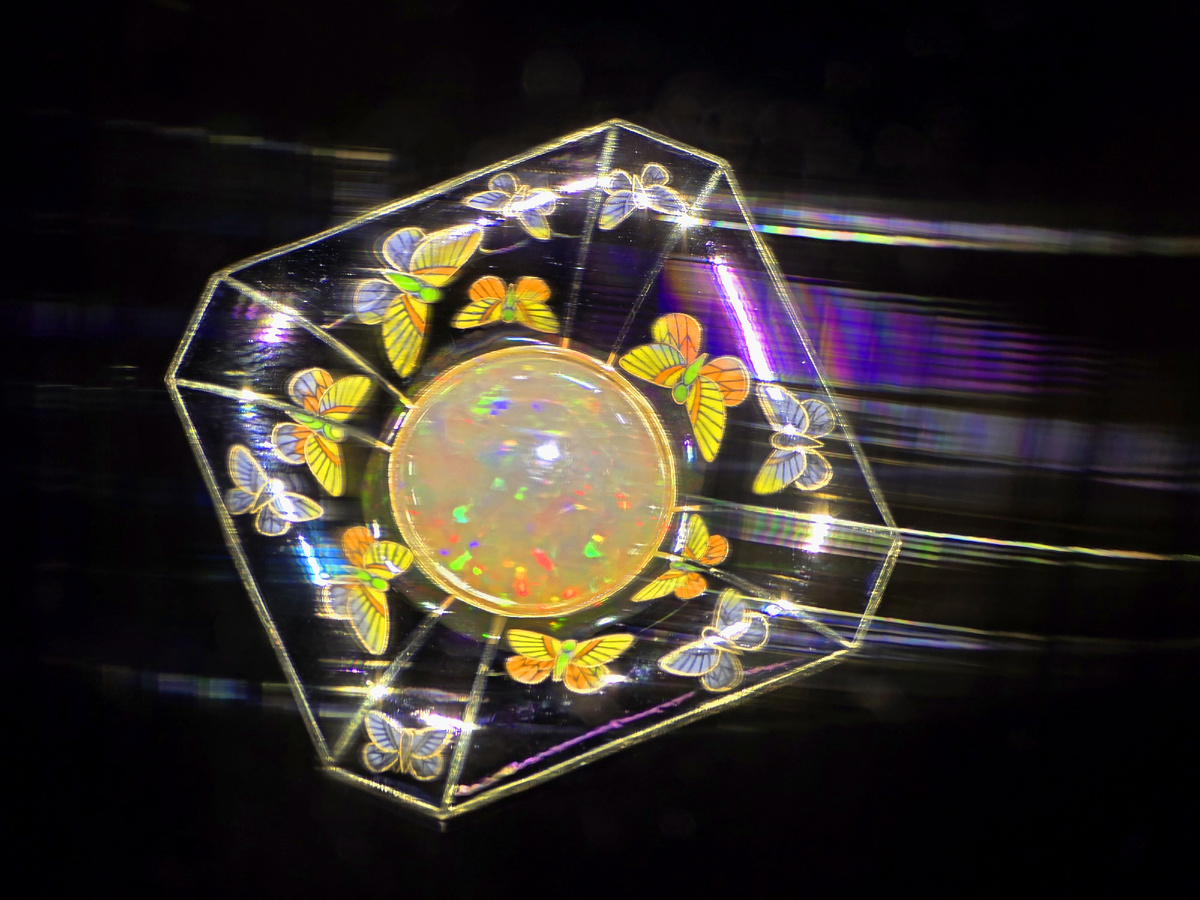 Кольцо. "Устремляясь к свету мы обретаем цвет души и сознания". Золото опал, эмаль. Из экспонатов выставки