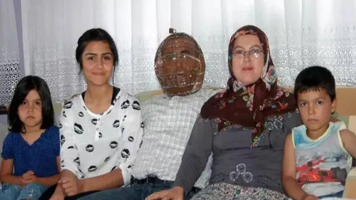 Ибрагим Юсель со своей семьей