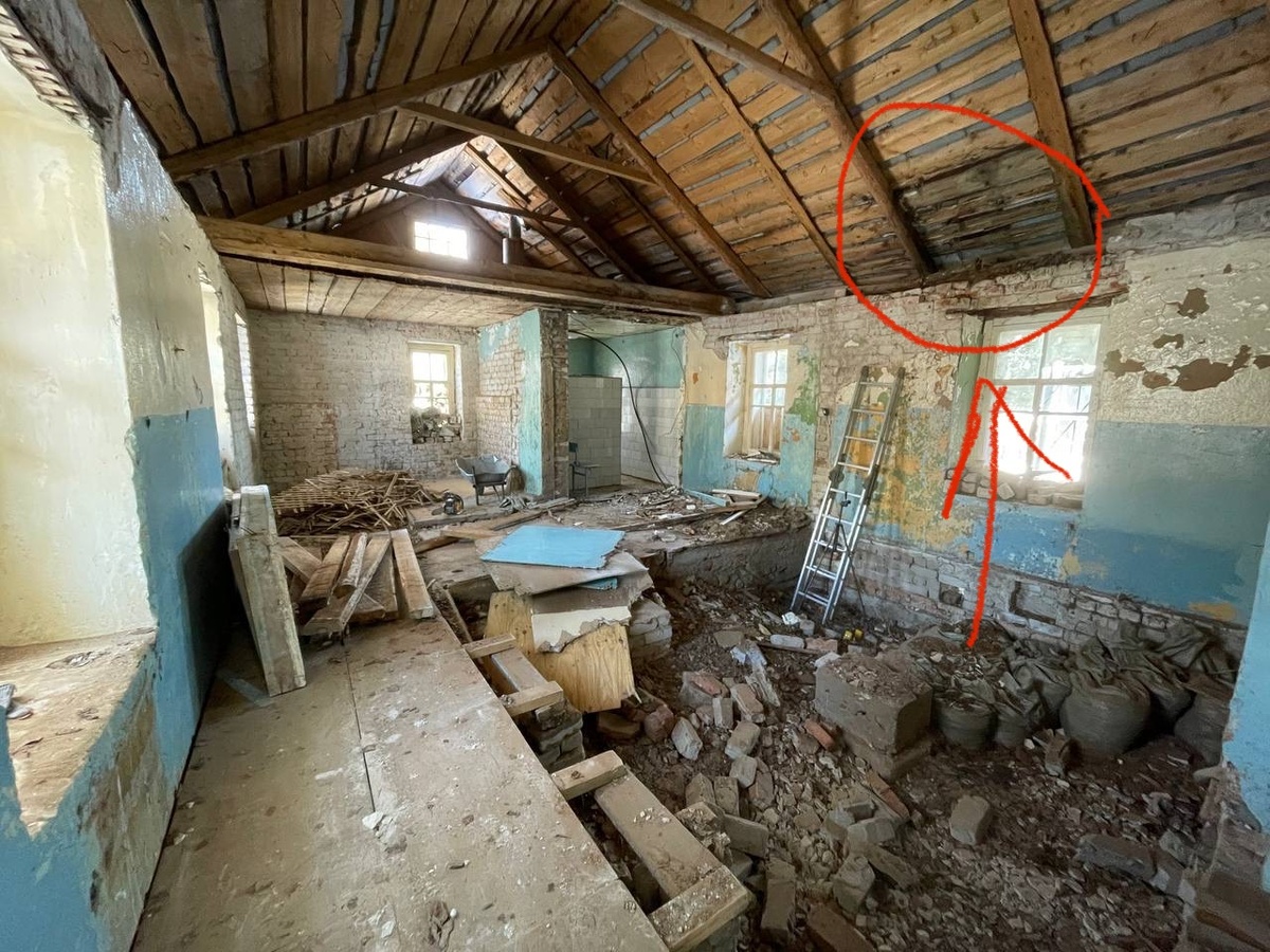 Под местом протечки гнилые бревна