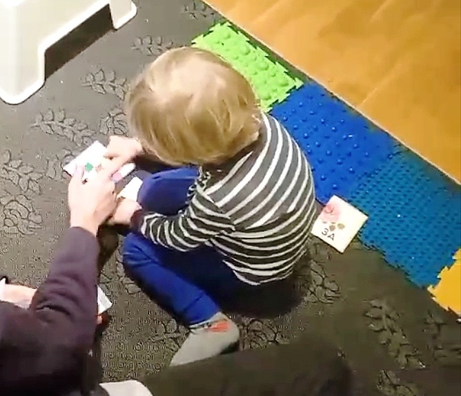 Костик очень хорошо занимается с папой. 