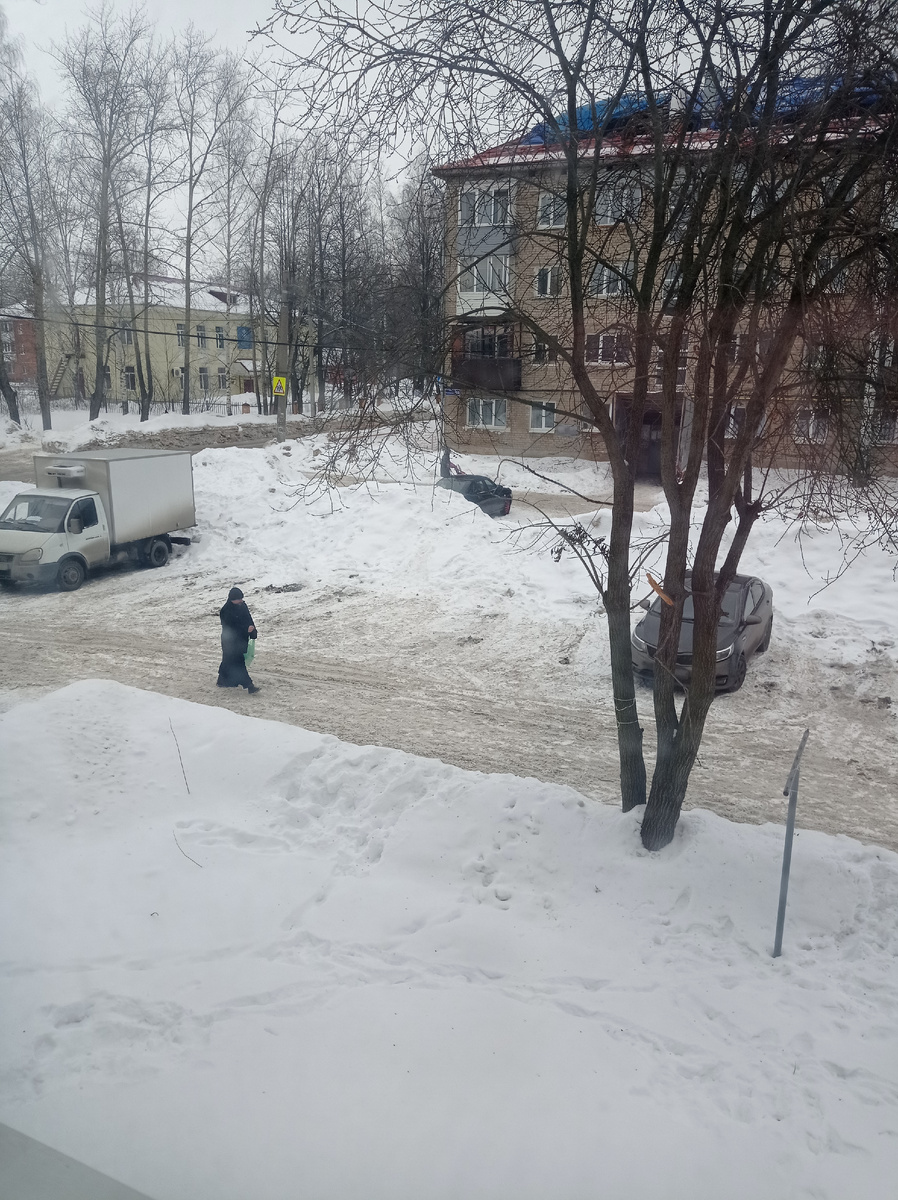 Вот так я и сижу до сих пор и гляжу в окно... 