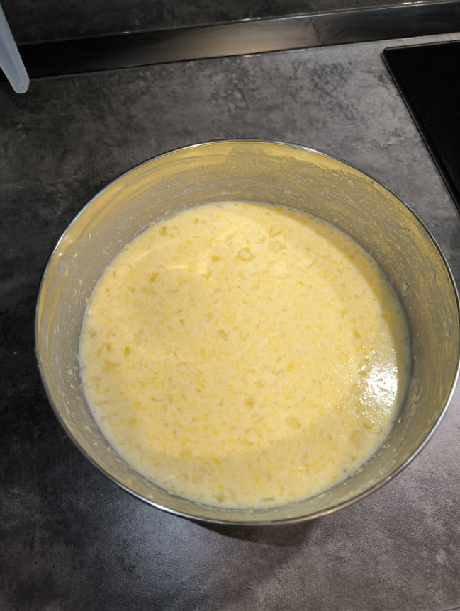 Тесто размешанное без сито. По краям остатки комочков раздавленных ложкой. 