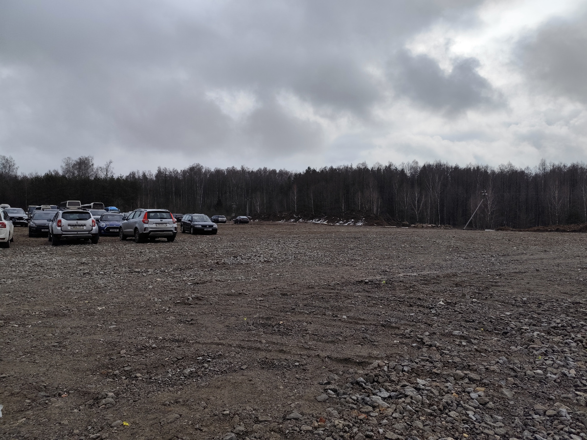 "Дикая" парковка. Я снял ее полупустой, но когда мы уезжали, здесь было битком