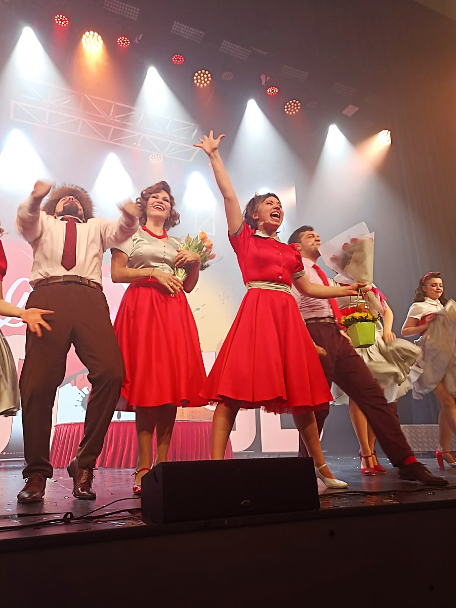 Лика Рулла и Мария Княгинина, поклоны после спектакля «Девчата»