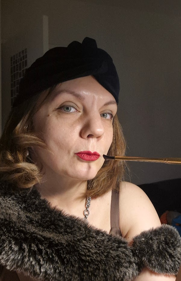 Были у нас и такие занятия - мы наряжались в героев своих любимых фильмов. Я нарядилась не в героиню, а сразу во весь фильм, пытаясь отразить его настроение. Угадаете фильм?:)