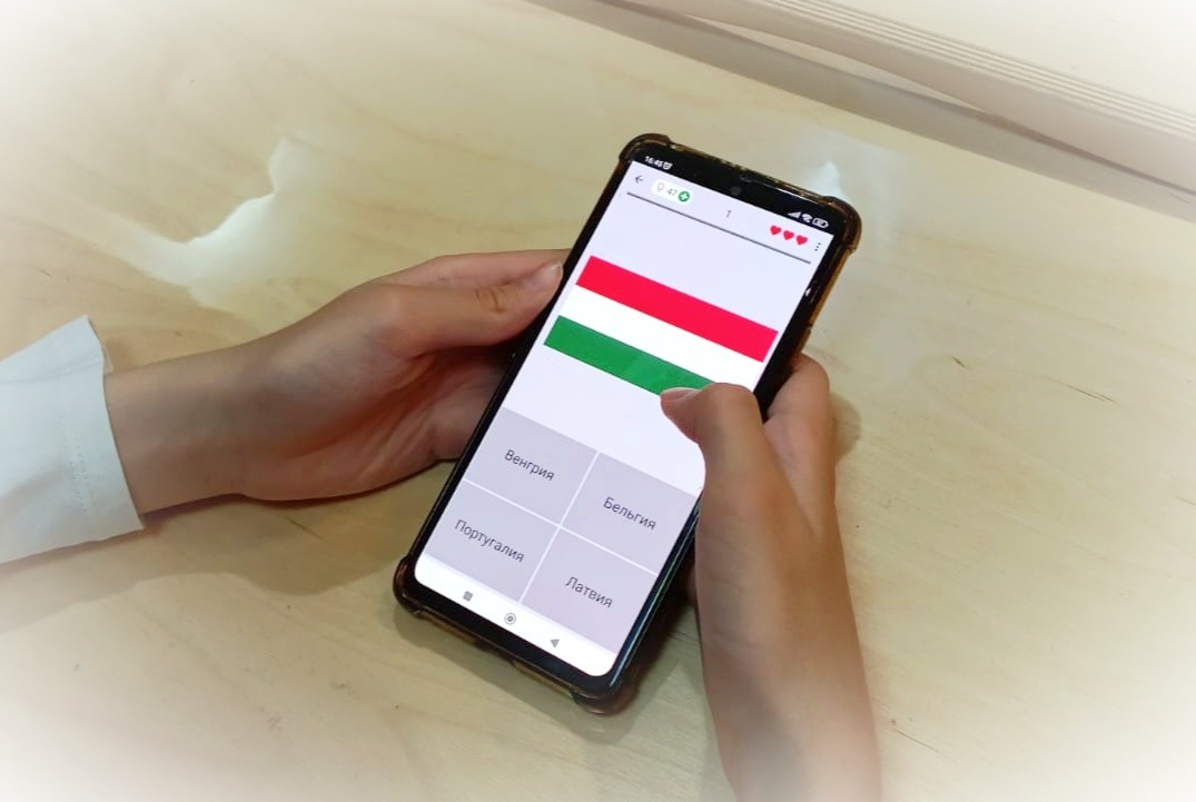 Моя дочка в телефоне. У нее скачаны некоторые полезные приложения, которые нужны именно с целью обучения