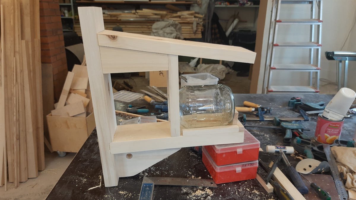 Соседская кормушка на дерево.