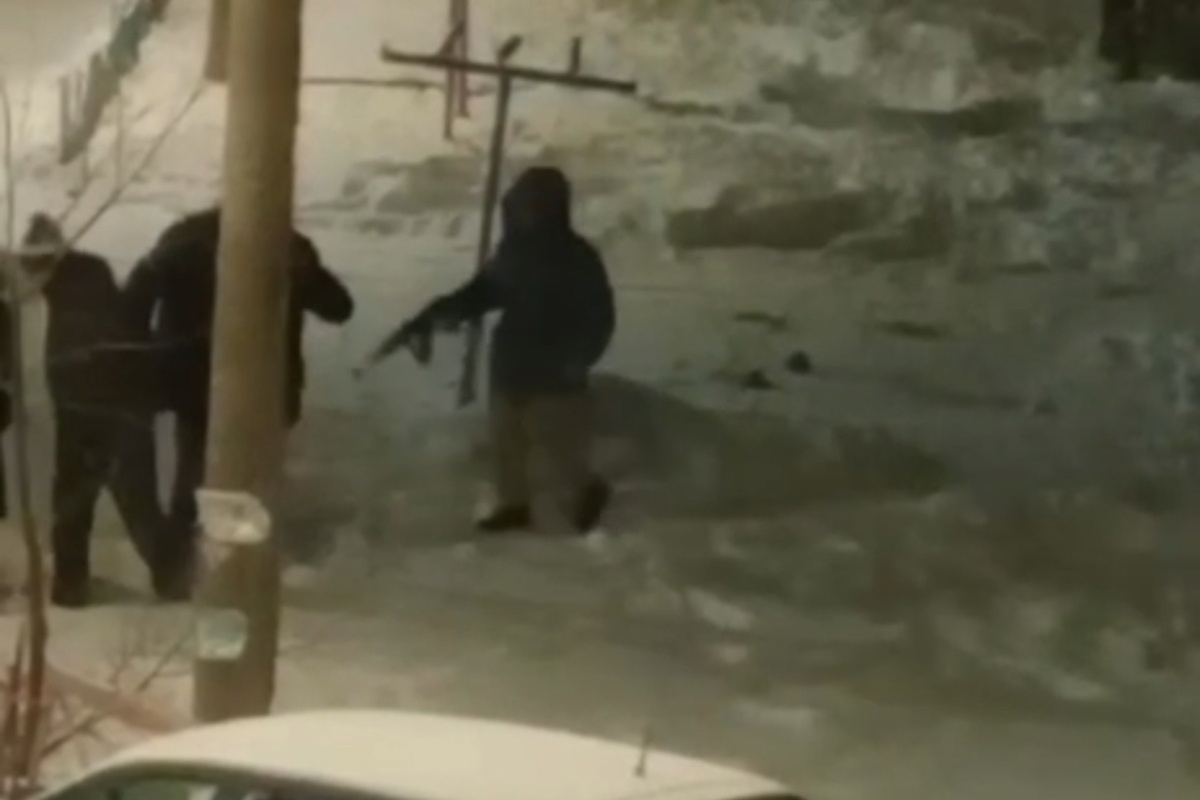    Во дворе на улице Добровольского в Орске, где произошла драка подростков, дети устроили стрельбу