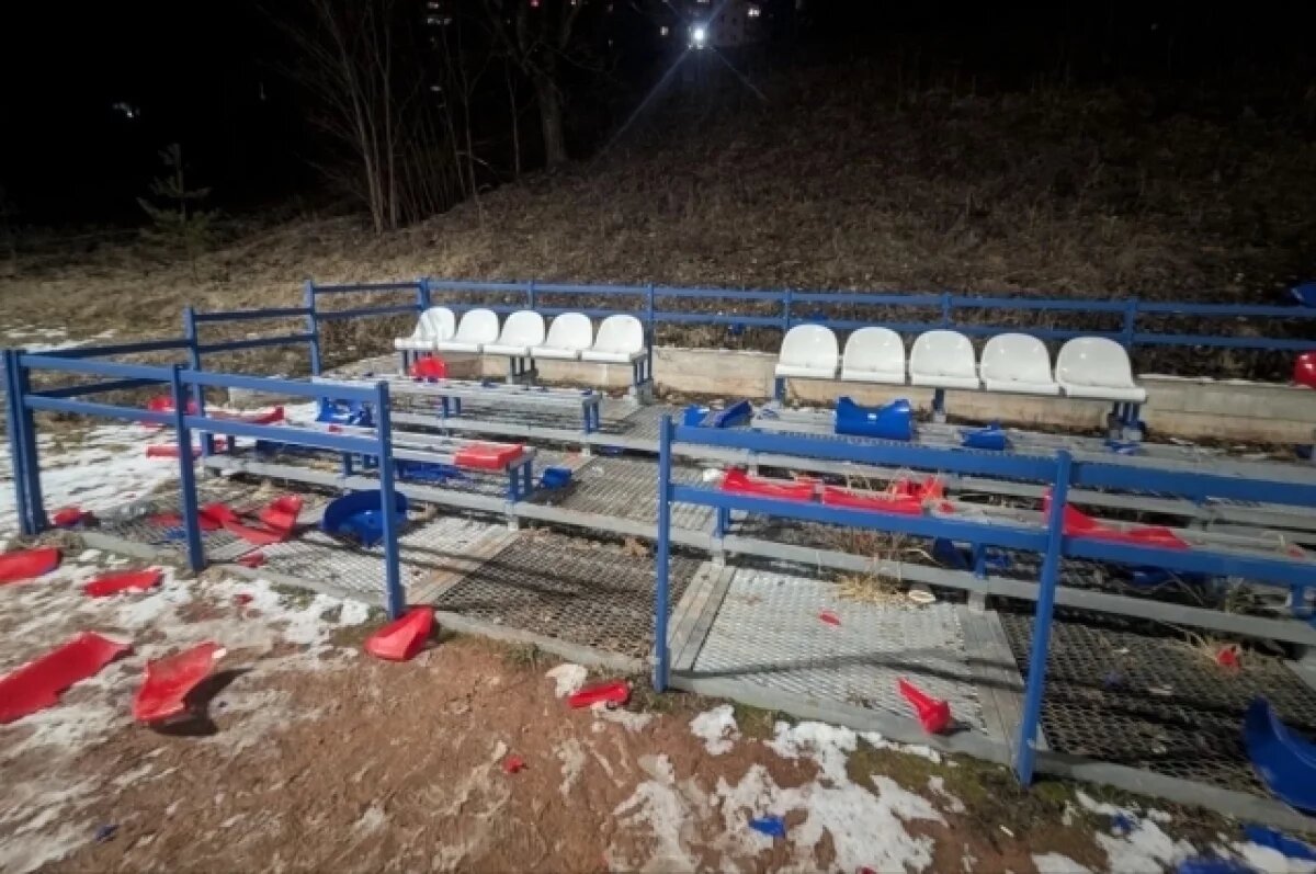    В Тверской области вандалы разломали трибуны на стадионе