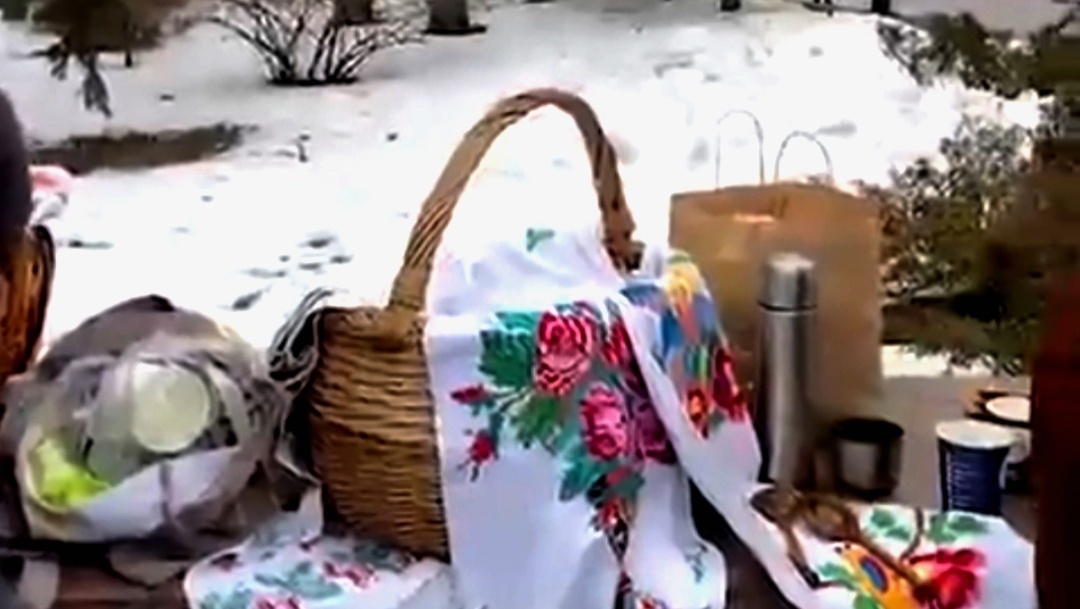 В таких корзинах угощения для горожан.