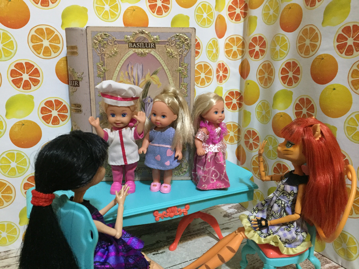 Мы давно дружим со Сладкоежкой, но её подружки феи думали, что Сладкоежка придумала сказку о мире, в котором дивут волшебницы Оливка и Сана.